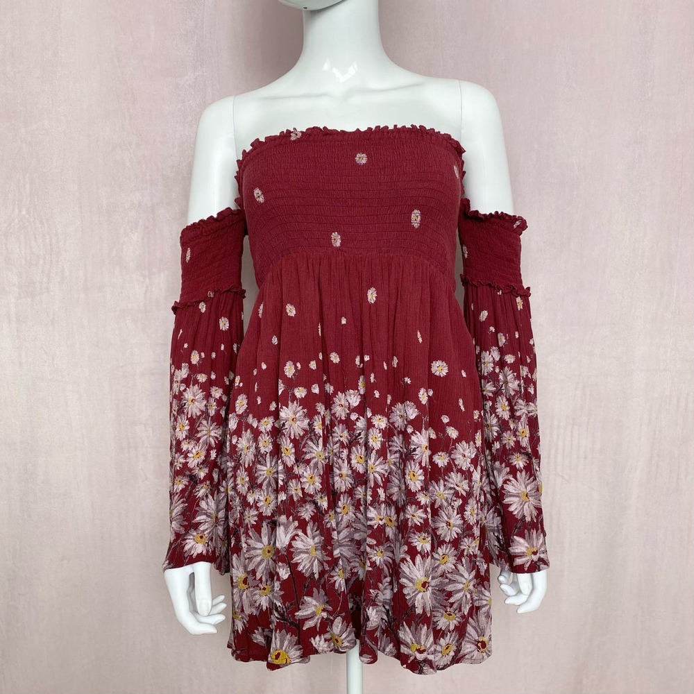 Off-Shoulder Red Floral Mini Dress- Écote